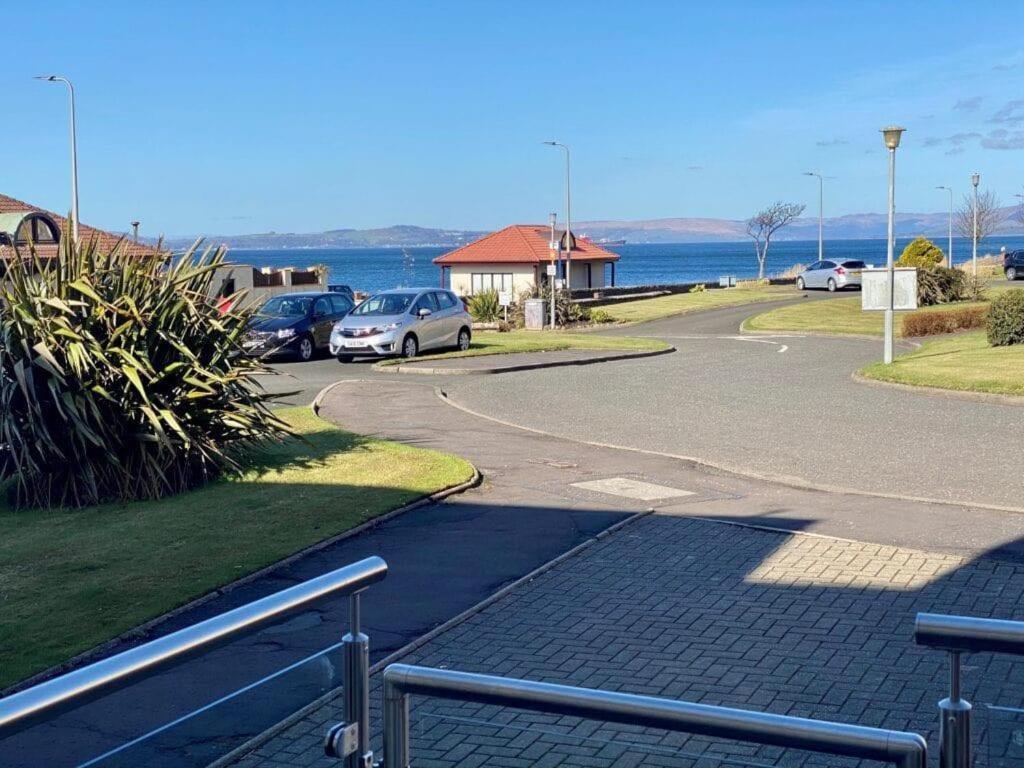 Largs Sea Front, Modern Apartment Exteriör bild